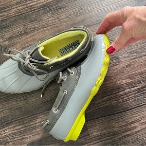 Sperry’s waterproof rubber duck shoes, sz 8. Gray and yellow. Great condition!💦
